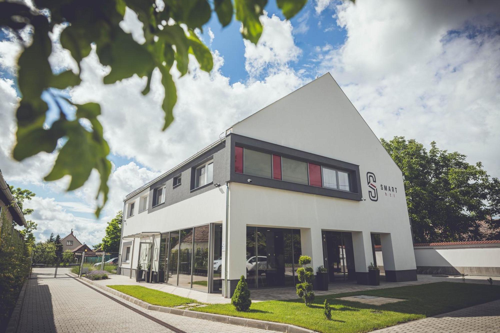 Smart Htl Hotell Korosladany Eksteriør bilde